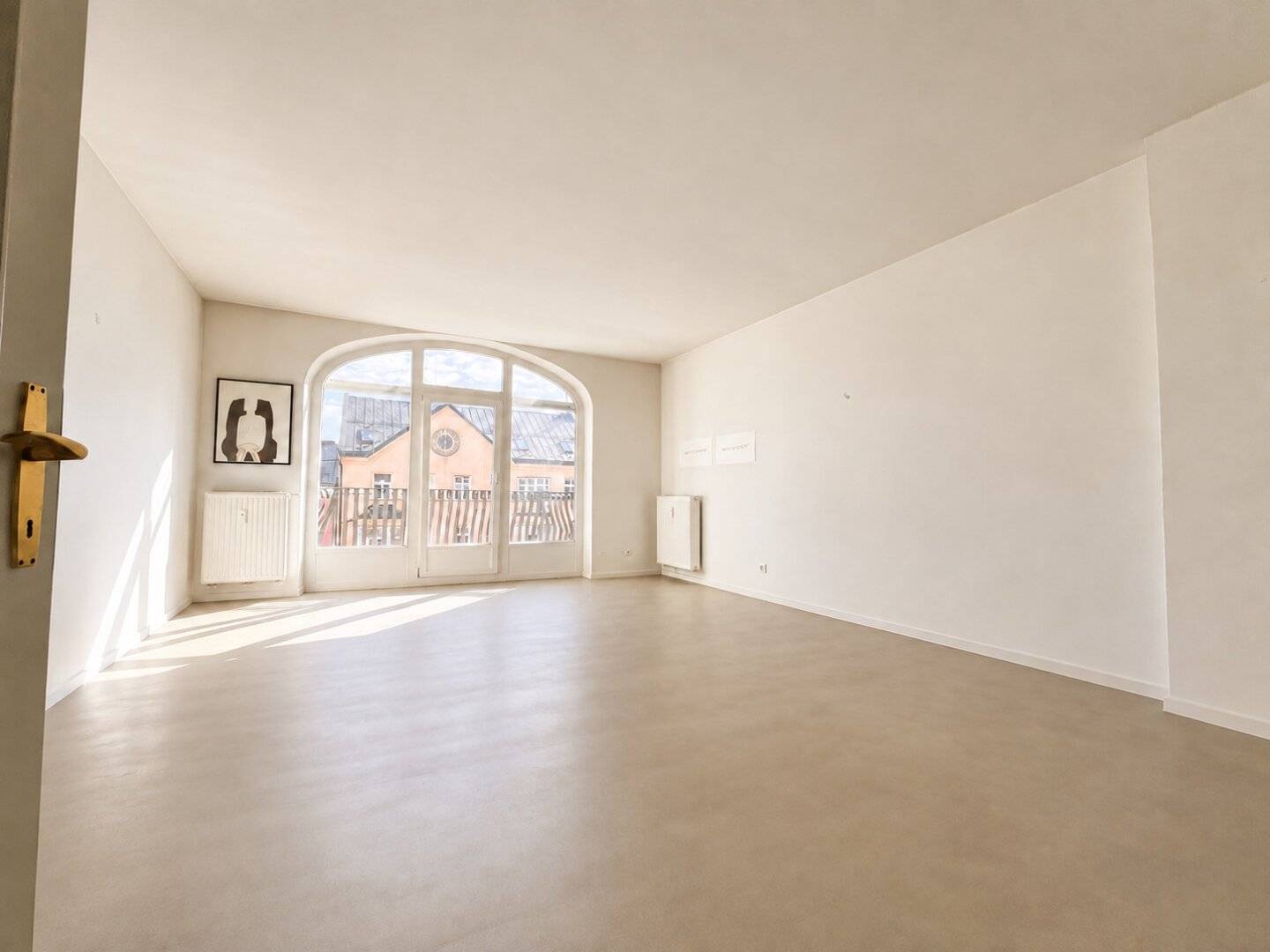 Großer Büroraum mit Zugang zum Balkon