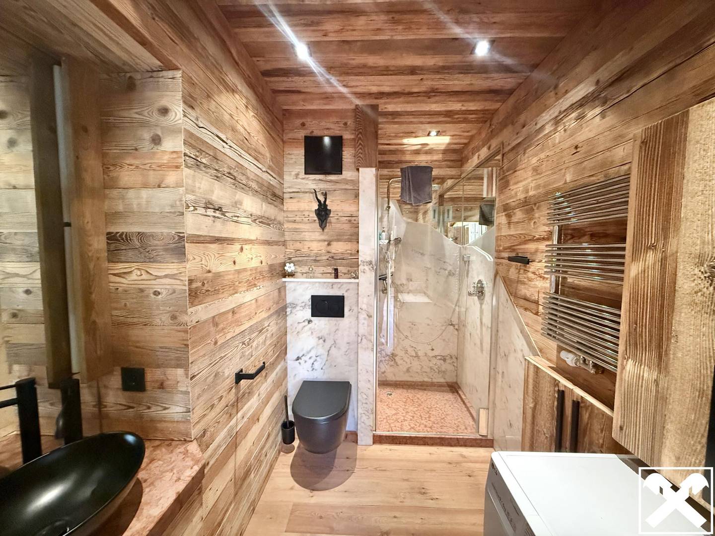 Loftwohnung im Alpenchaletstil modernisiert und möbliert
