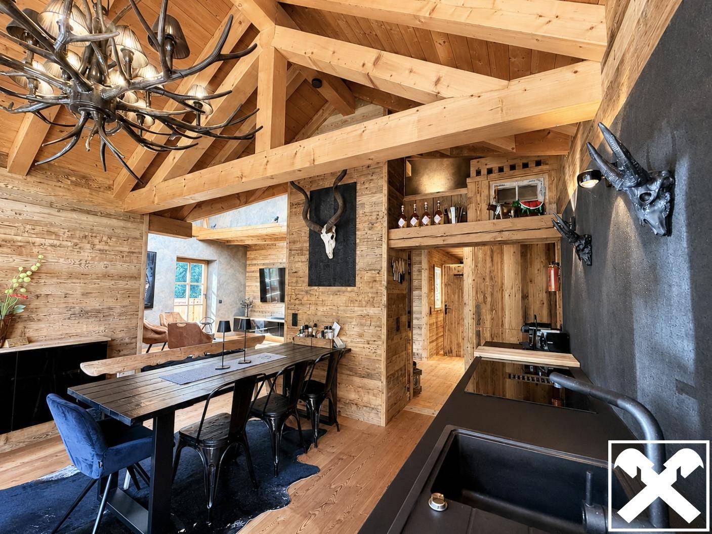 Loftwohnung im Alpenchaletstil modernisiert und möbliert