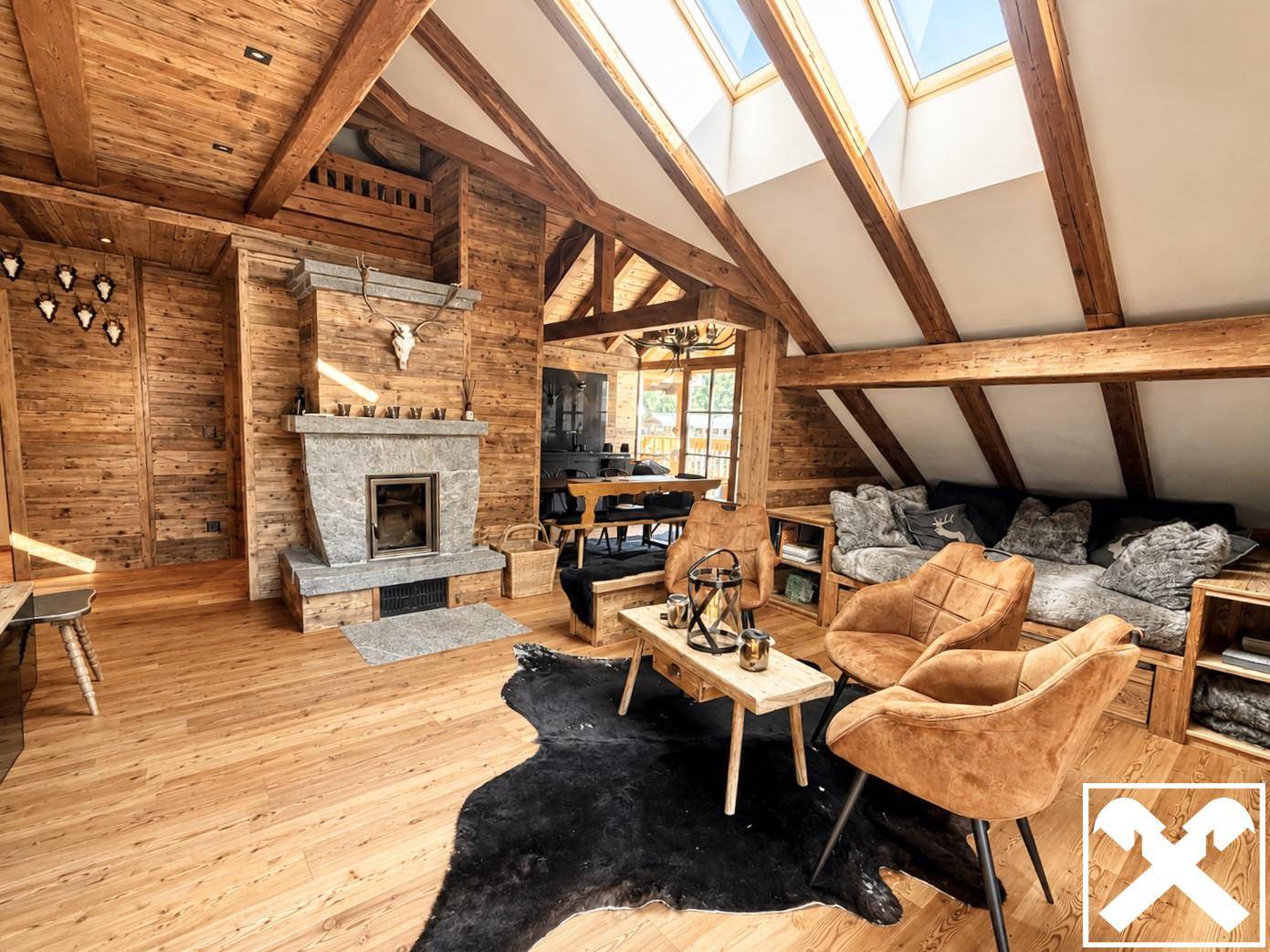 Loftwohnung im Alpenchaletstil modernisiert und möbliert