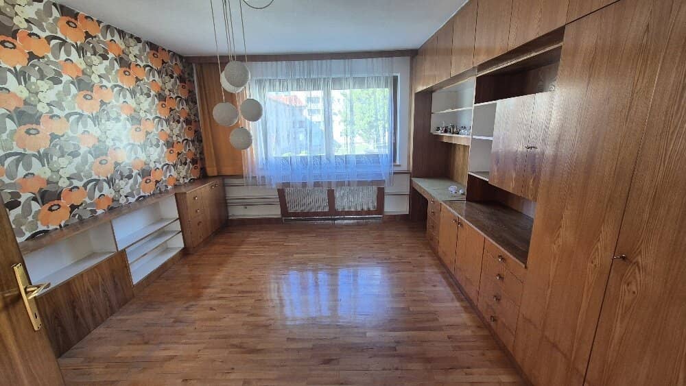 Residential house awaiting conversion or renovation Also commercial use possible
