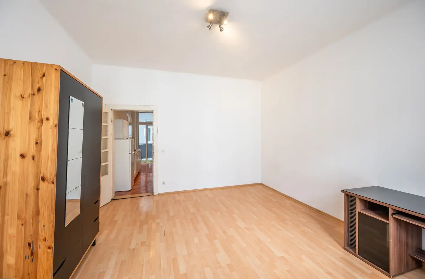 Prime location in need of renovation 2-room old building apartment with balcony near the Prater
