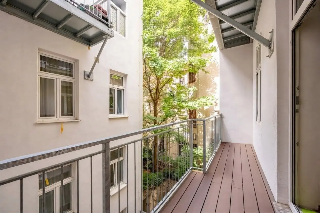 Prime location in need of renovation 2-room old building apartment with balcony near the Prater