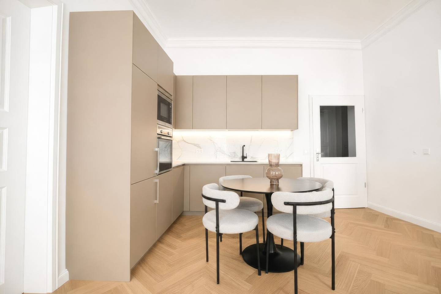 Charming 3-room apartment with Viennese old building flair in the 19th district