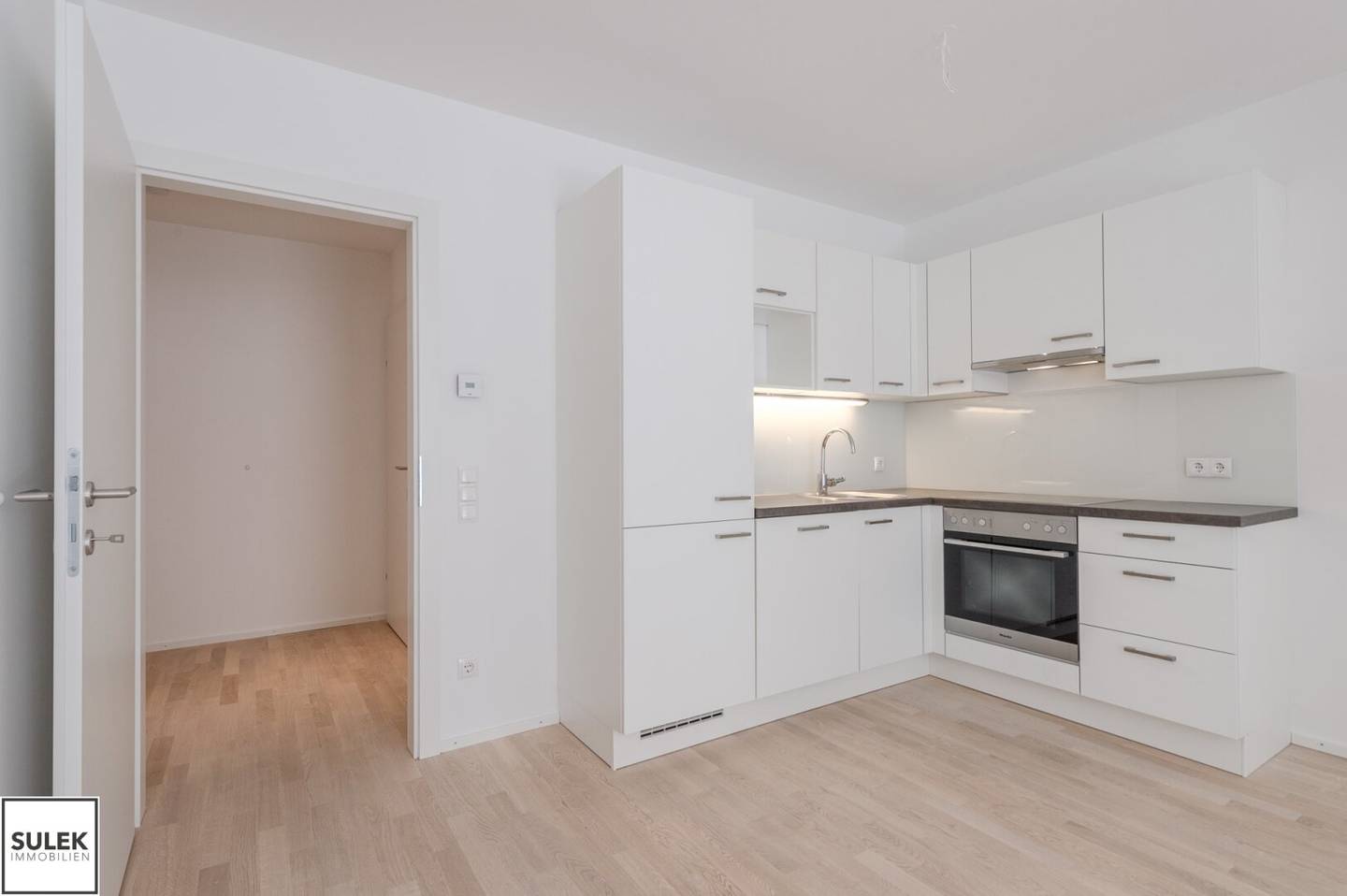 modern 2-room apartment with small loggia in prime location from 01.12.