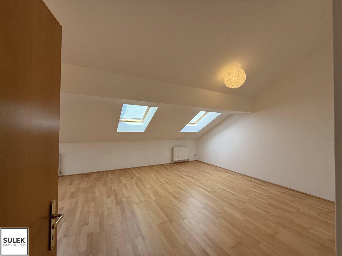 Charming 1-room attic apartment in central location | Servitengasse VIDEO VIEWING