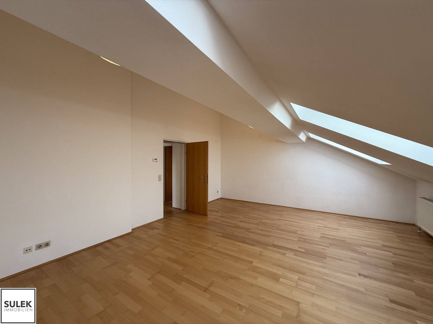 Charming 1-room attic apartment in central location | Servitengasse VIDEO VIEWING