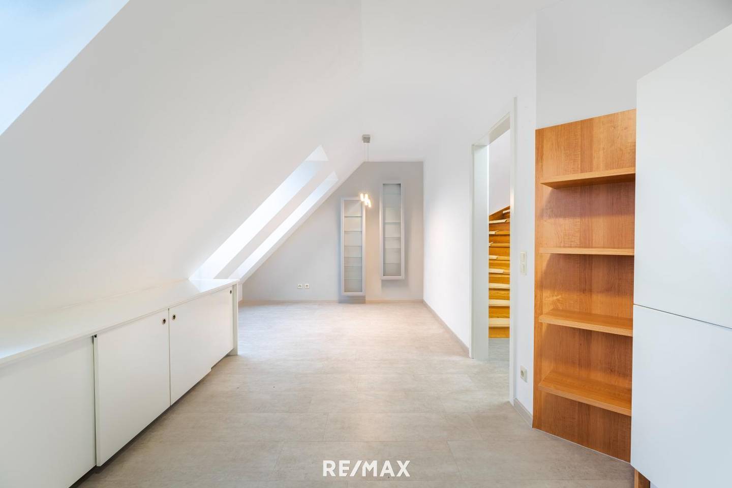 Lichtdurchflutete Dachgeschosswohnung mit Kamin und zwei Terrassen