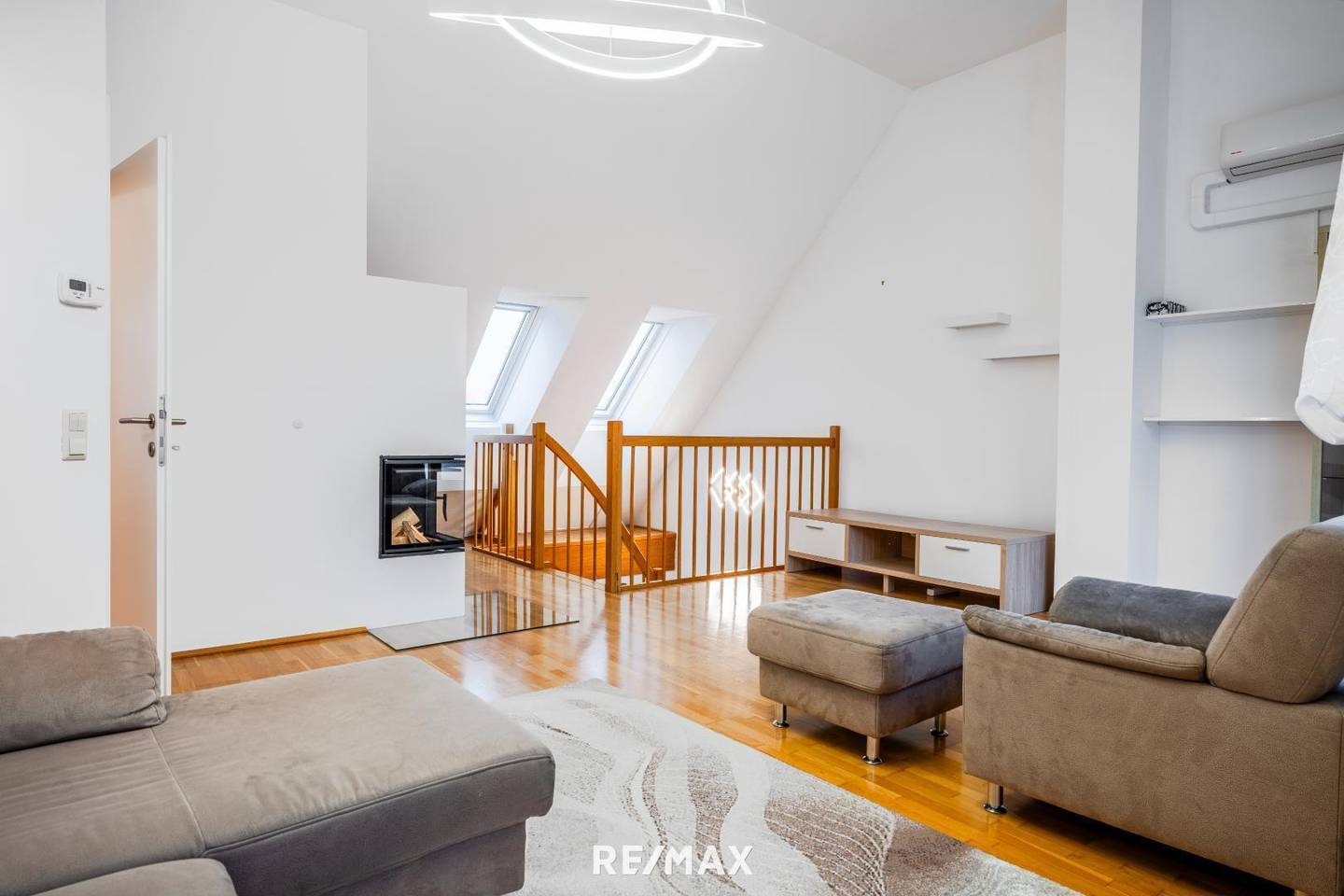 Lichtdurchflutete Dachgeschosswohnung mit Kamin und zwei Terrassen