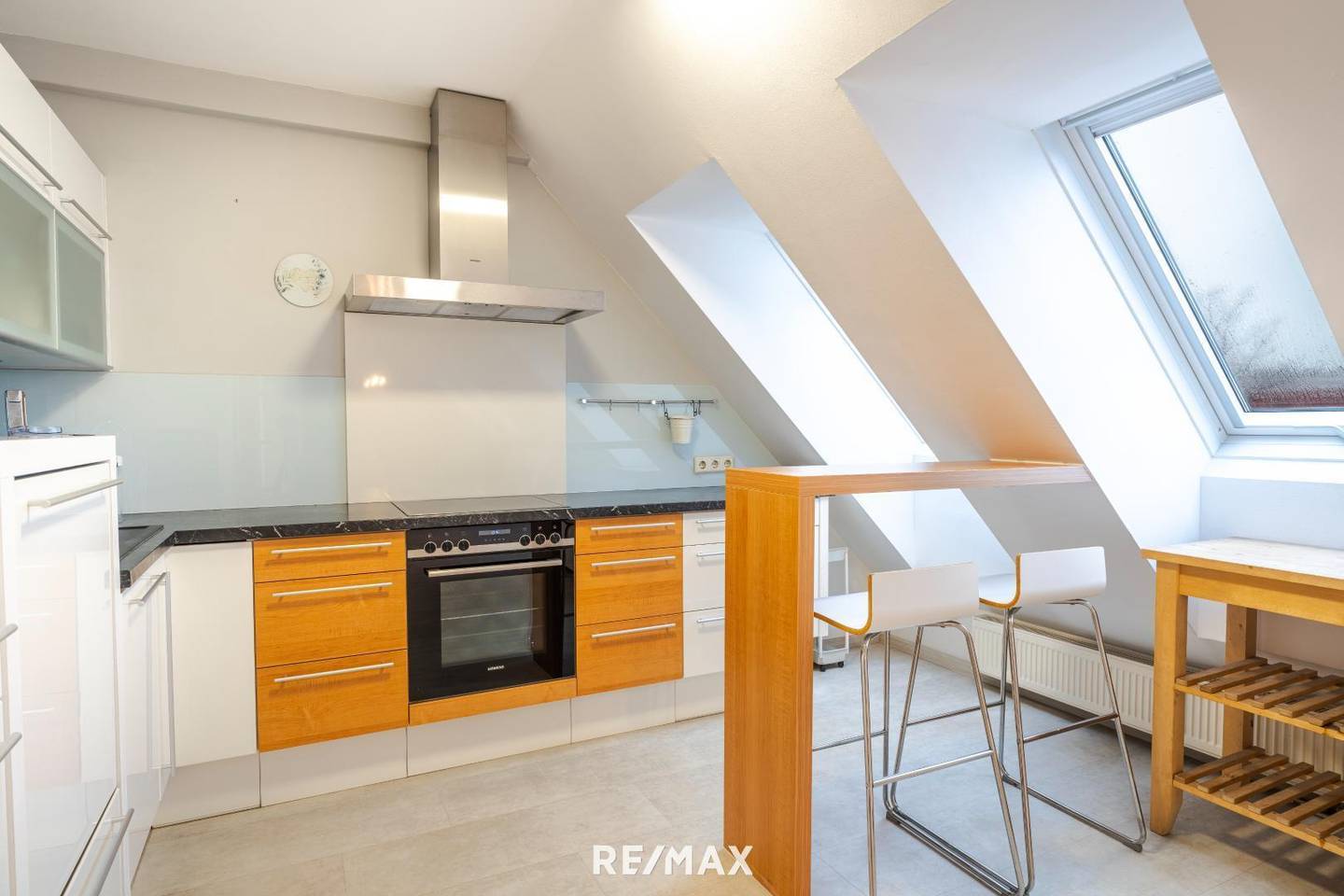 Lichtdurchflutete Dachgeschosswohnung mit Kamin und zwei Terrassen