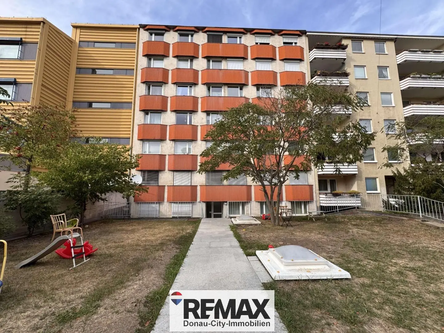 Apartment with terrace facing park like green area