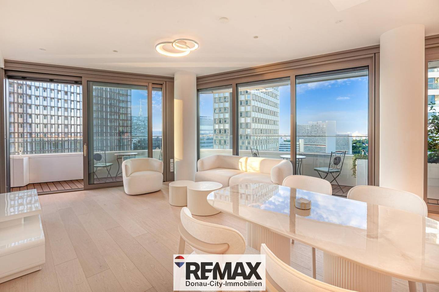 Bright Wohnung with Danube panorama and two balconies