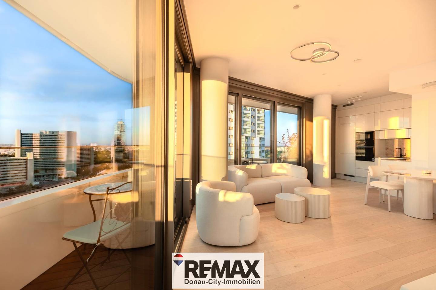 Bright Wohnung with Danube panorama and two balconies