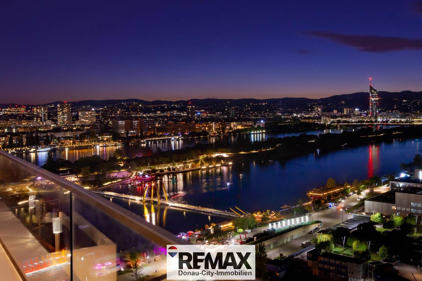 Bright Wohnung with Danube panorama and two balconies