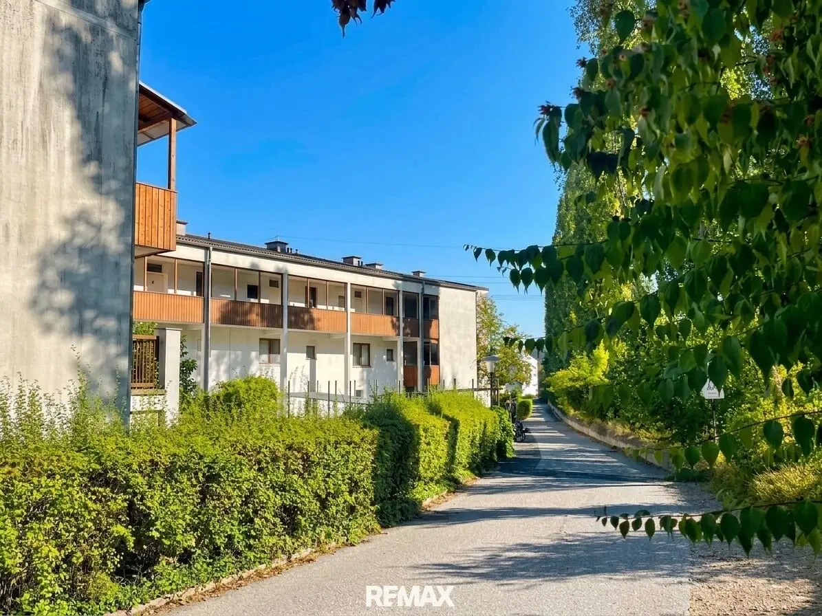 Well-maintained 2-room apartment on the 2nd floor including underground parking space