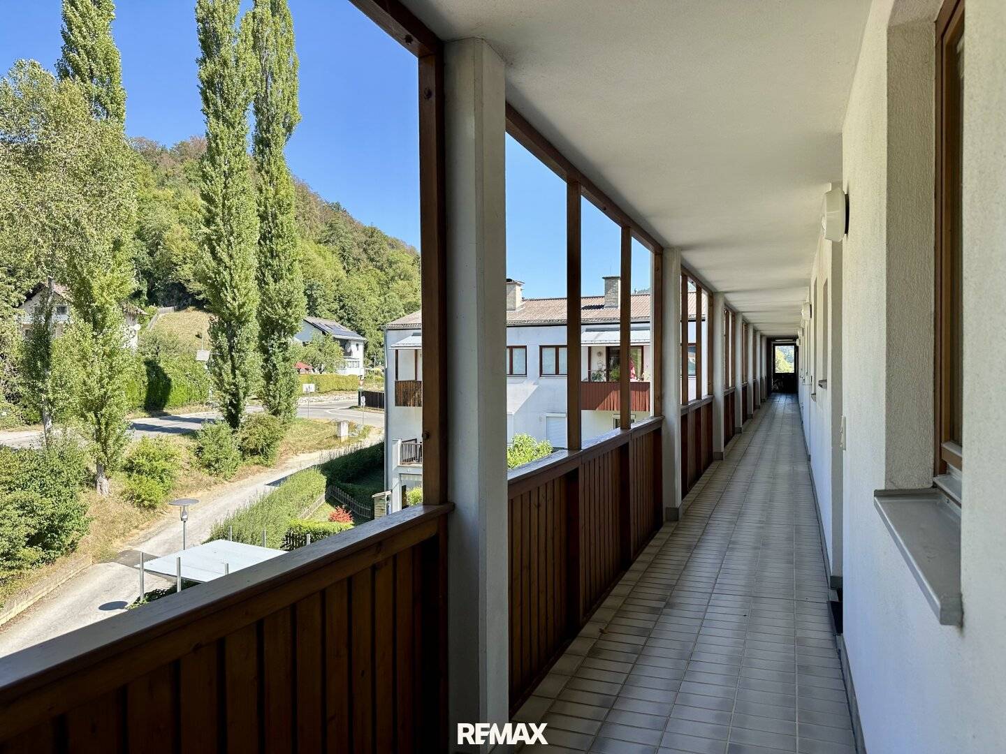 Well-maintained 2-room apartment on the 2nd floor including underground parking space