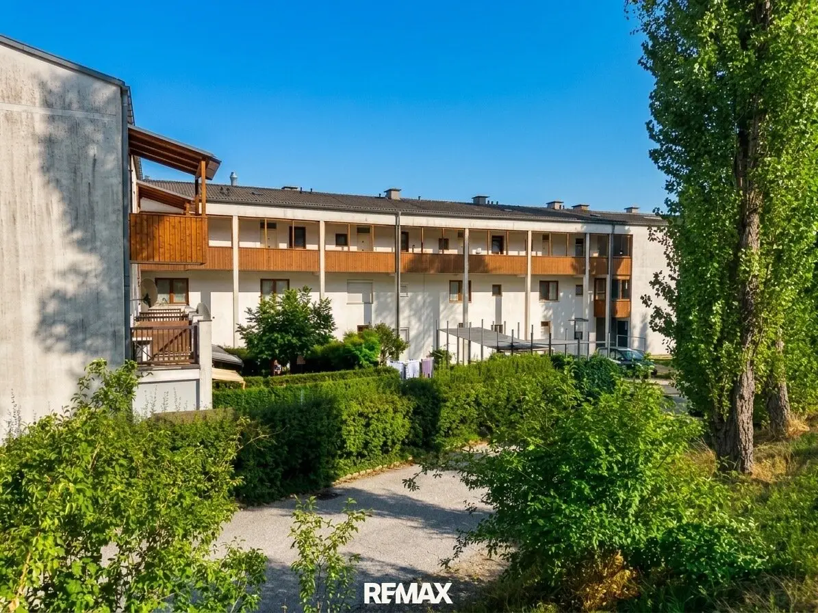 Well-maintained 2-room apartment on the 2nd floor including underground parking space