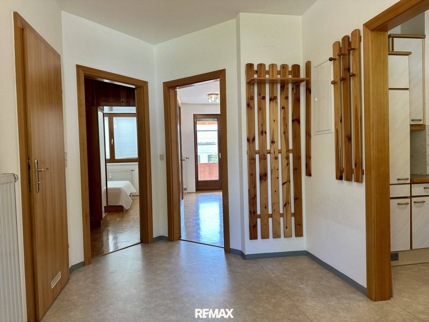 Well-maintained 2-room apartment on the 2nd floor including underground parking space