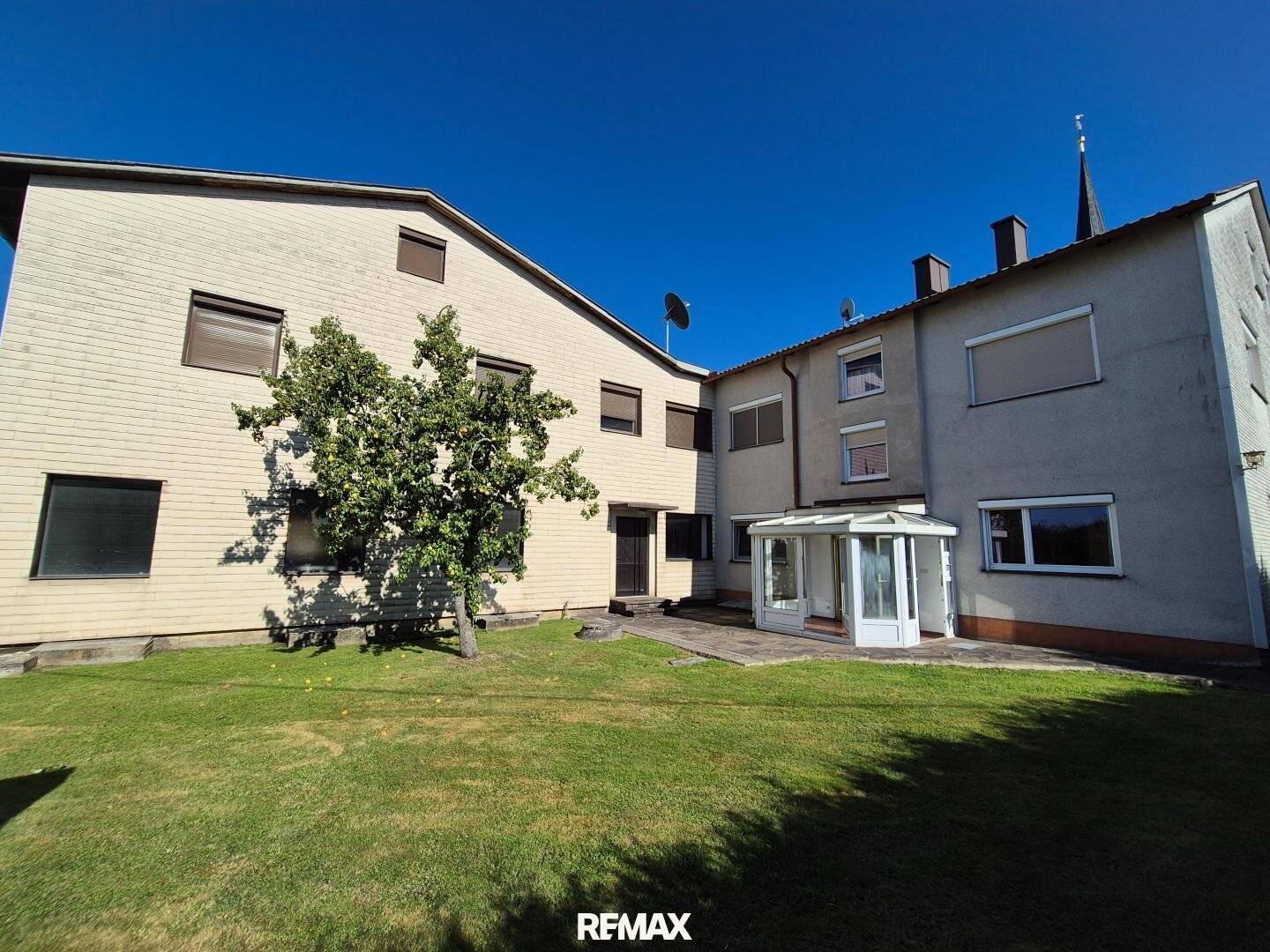 Multi-family house with commercial premises and lots of potential on large plot