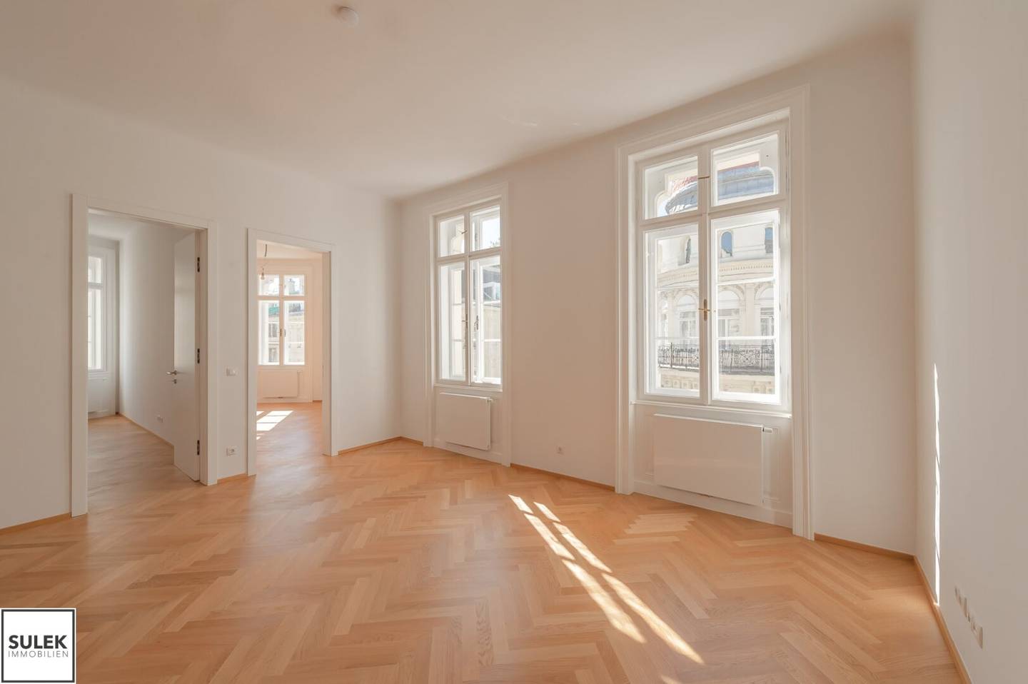 Charming 3.5-room period apartment in prime city centre location (Wipplingerstraße / Tiefer Graben)