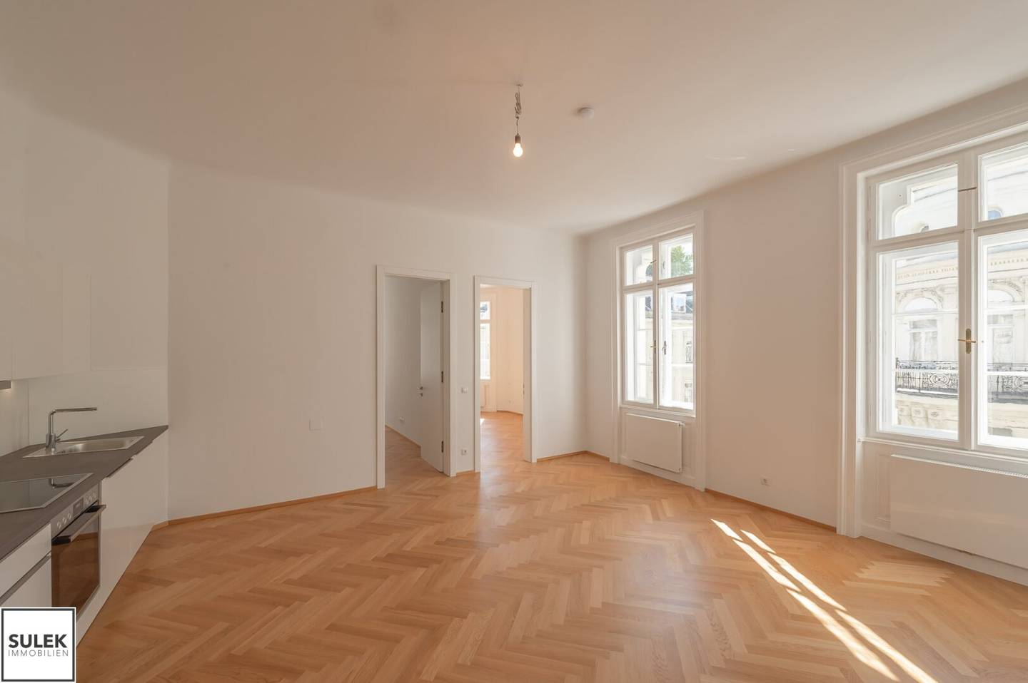 Charming 3.5-room period apartment in prime city centre location (Wipplingerstraße / Tiefer Graben)