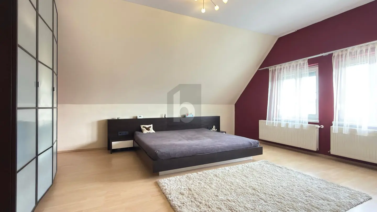 Well kept family apartment with garden terrace and garage
