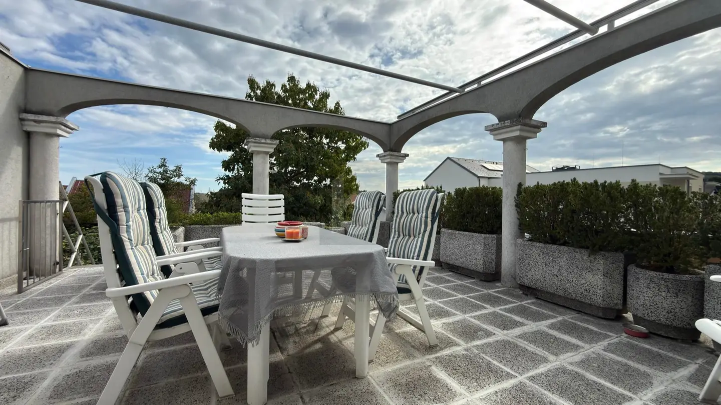Well kept family apartment with garden terrace and garage