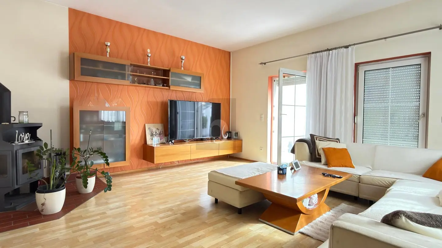 Well kept family apartment with garden terrace and garage