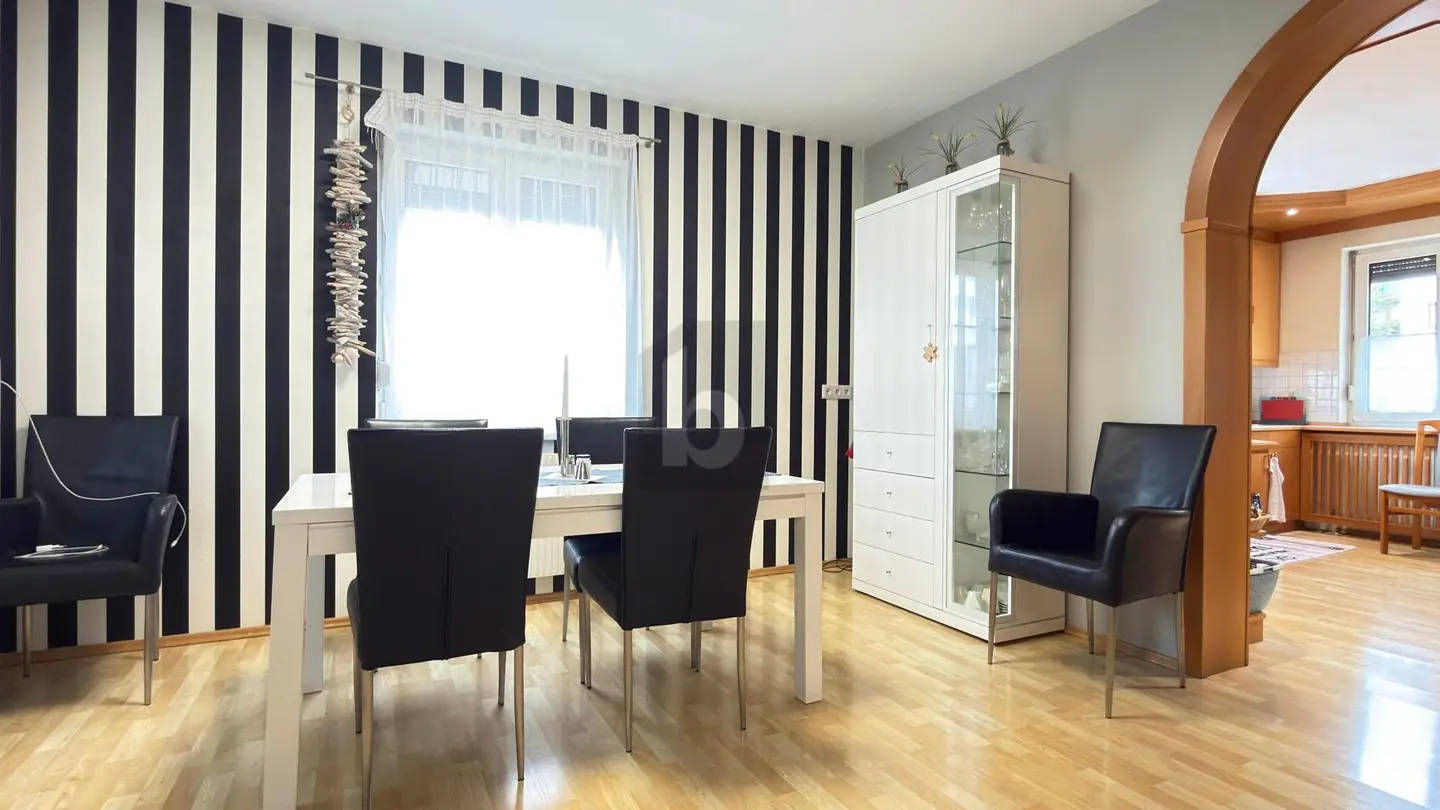 Well kept family apartment with garden terrace and garage
