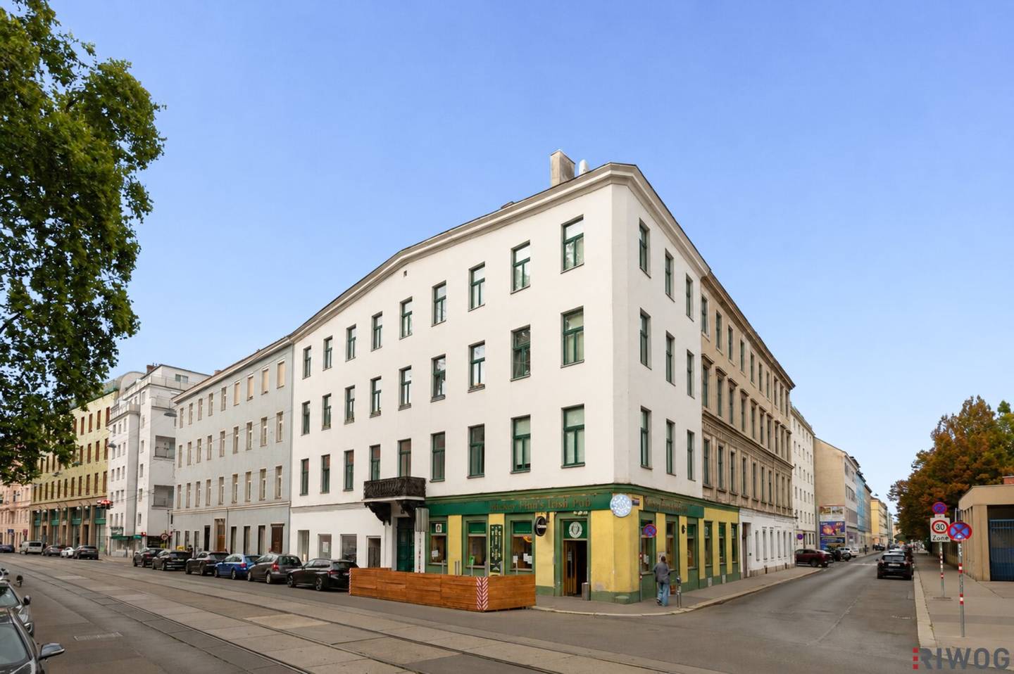 Centrally accessible light-flooded 3-room old building apartment | 2 bathrooms | near Rennweg