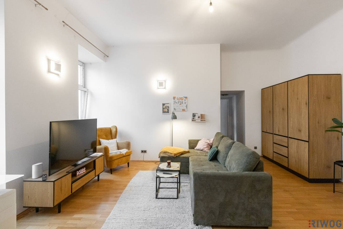 Centrally accessible light-flooded 3-room old building apartment | 2 bathrooms | near Rennweg