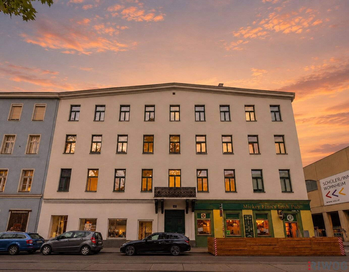 Centrally accessible light-flooded 3-room old building apartment | 2 bathrooms | near Rennweg