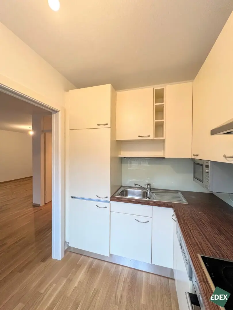 Modern living in Währing with separate kitchen