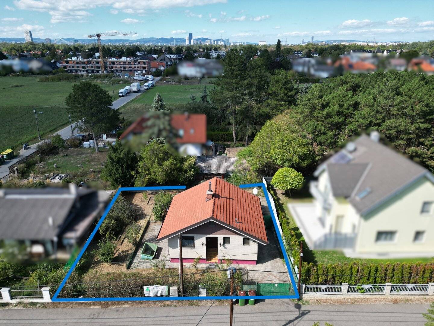 Small house in absolute quiet location with design potential