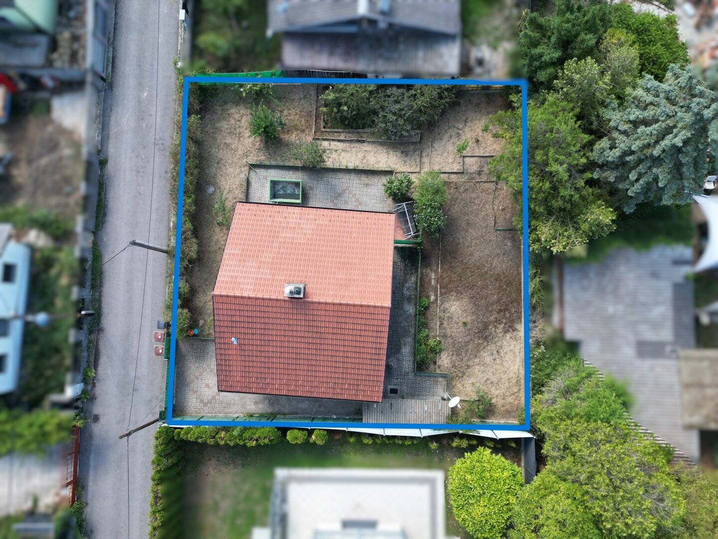 Small house in absolute quiet location with design potential