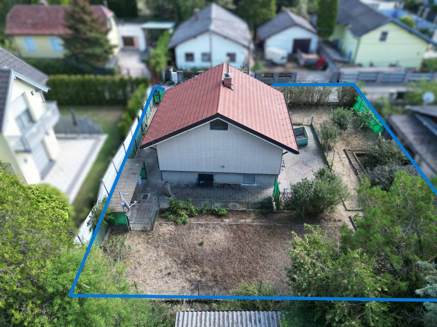Small house in absolute quiet location with design potential