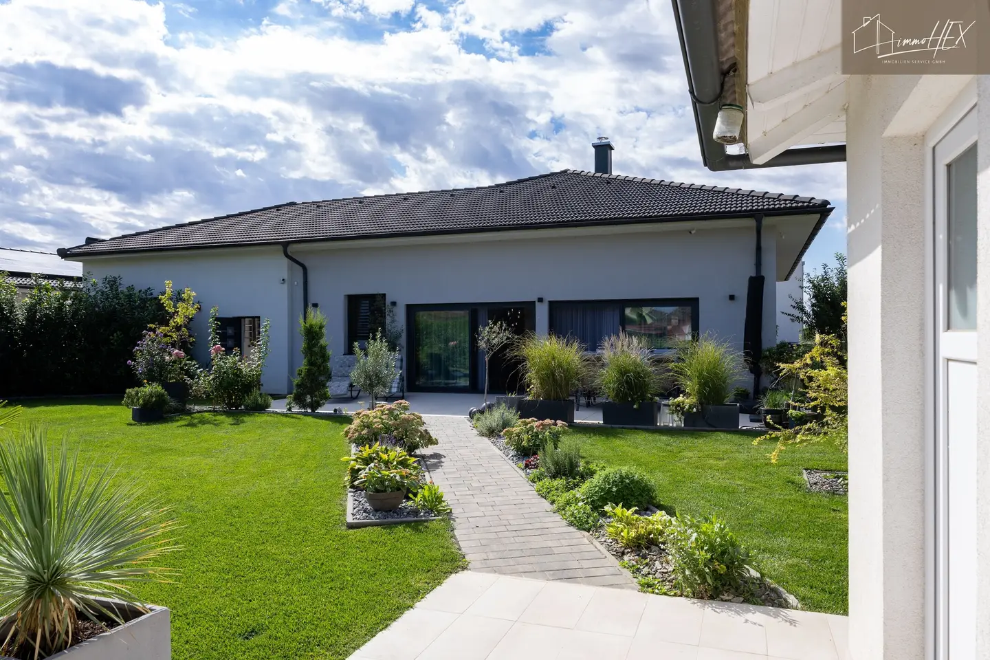 Family apartment on one level with garden and double garage