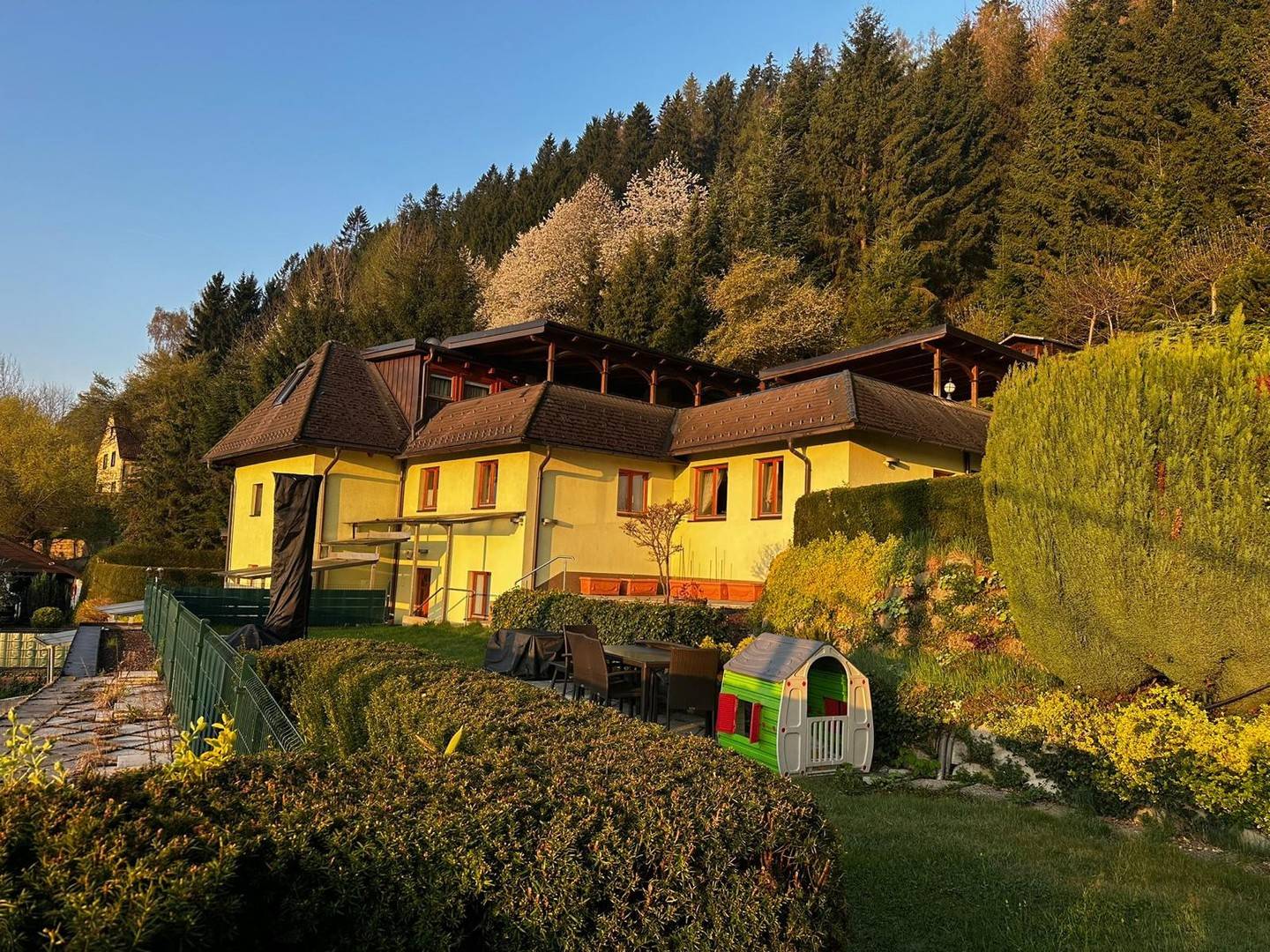 Familienwohnung in parkähnlichem Anwesen mit Burgblick