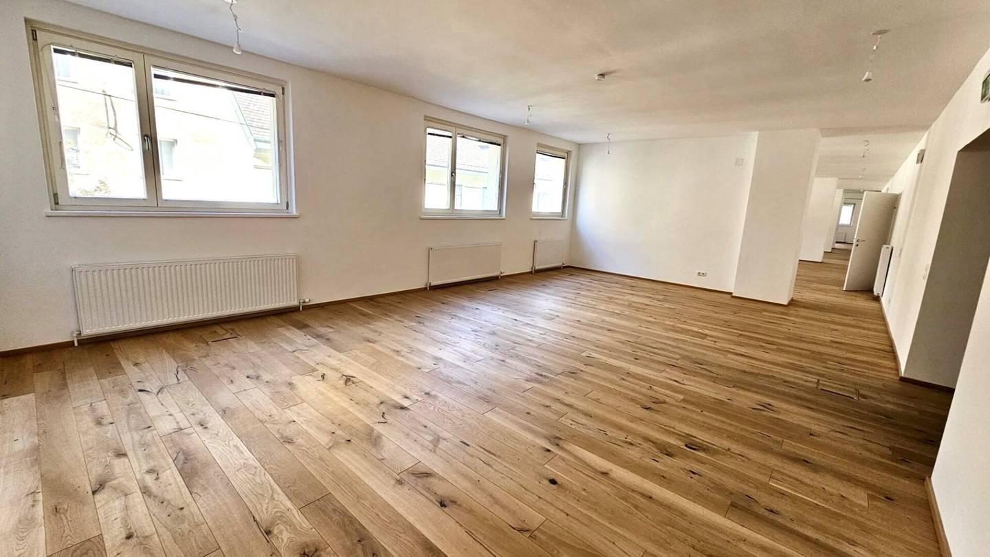 650 m2 - ein Standort, viele Möglichkeiten – generalsaniert, barrierefrei und auf zwei Einheiten teilbar.