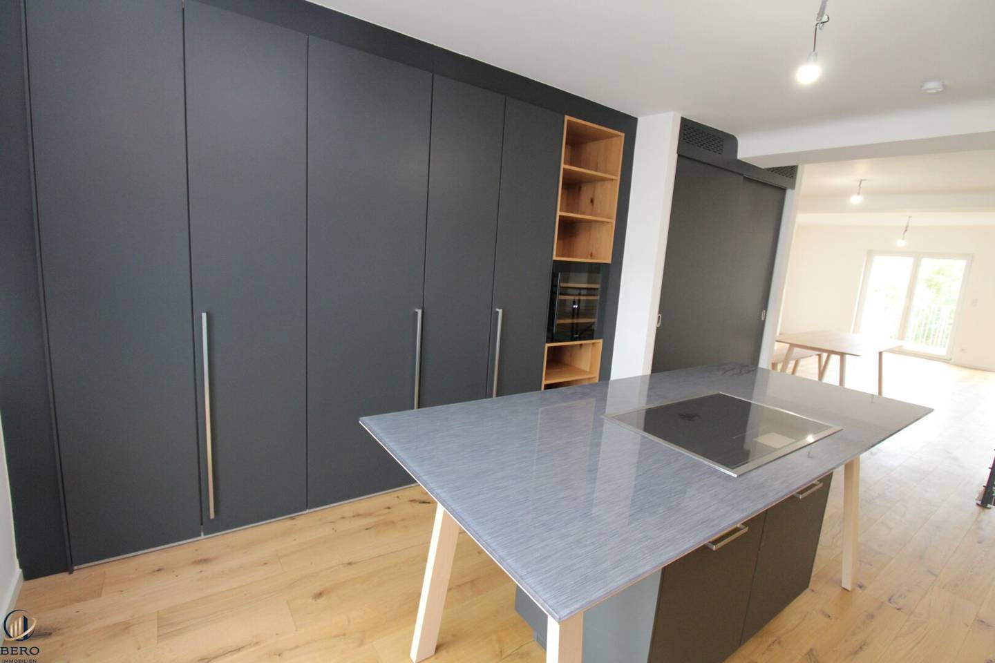 3 outdoor areas Top-quality fittings Exclusive maisonette apartment with 2 entrances