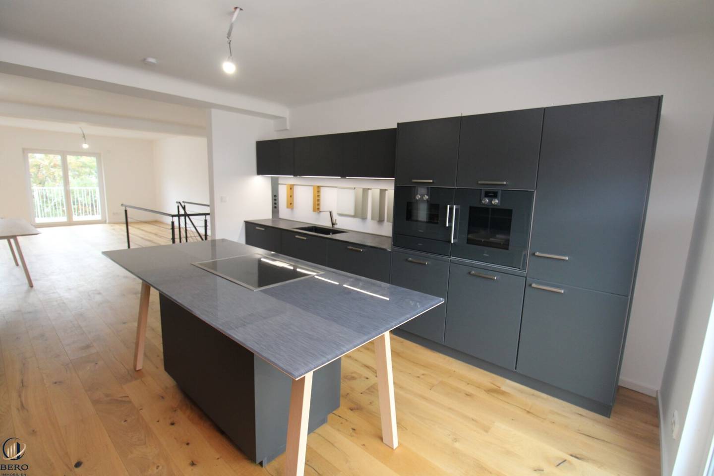 3 outdoor areas Top-quality fittings Exclusive maisonette apartment with 2 entrances