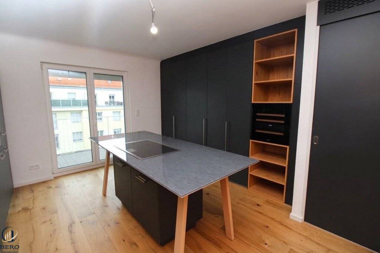 3 outdoor areas Top-quality fittings Exclusive maisonette apartment with 2 entrances