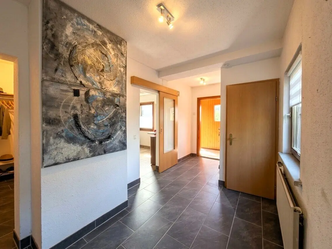 Immediately available spacious house in a good residential area