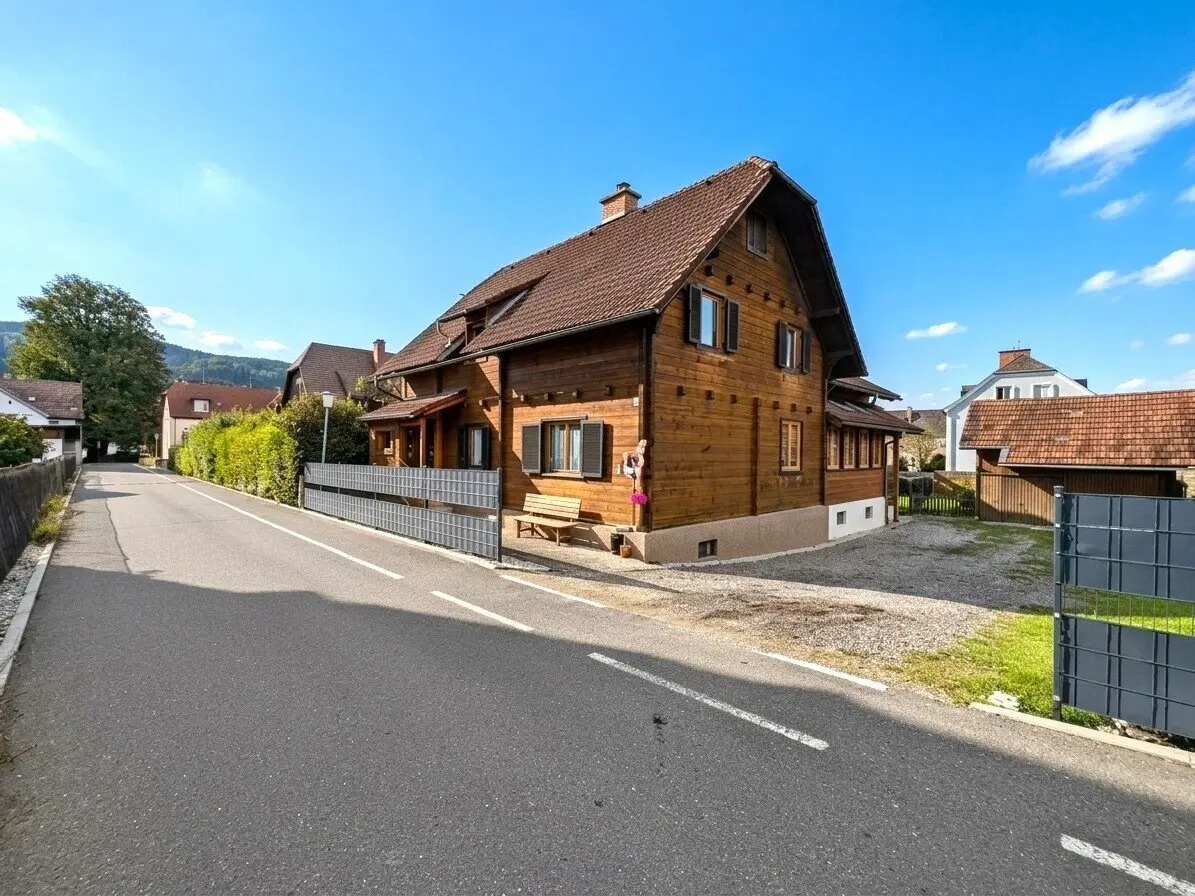 Immediately available spacious house in a good residential area