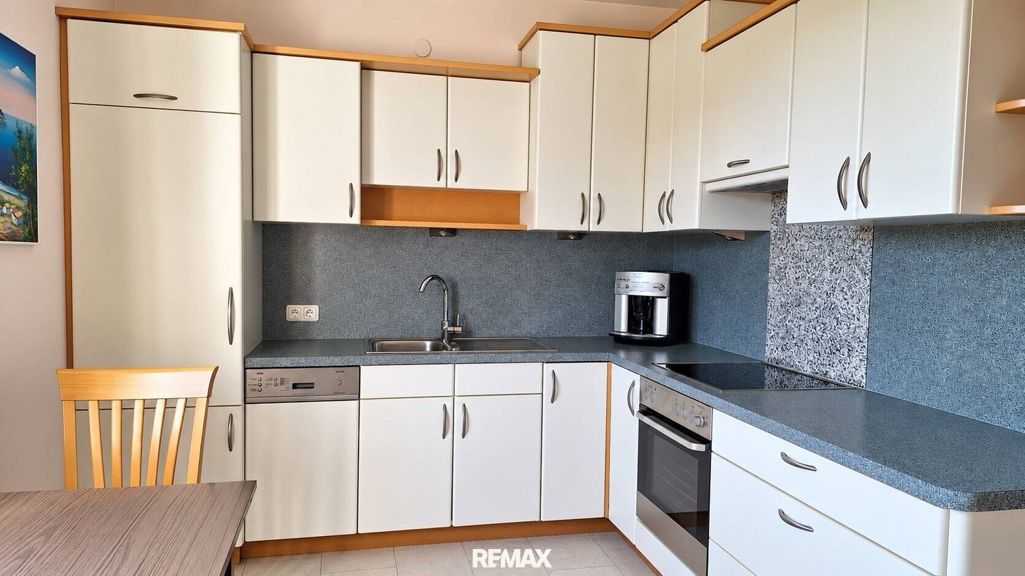 Spacious living – design individually: 4-room apartment with 2 balconies and underground parking space