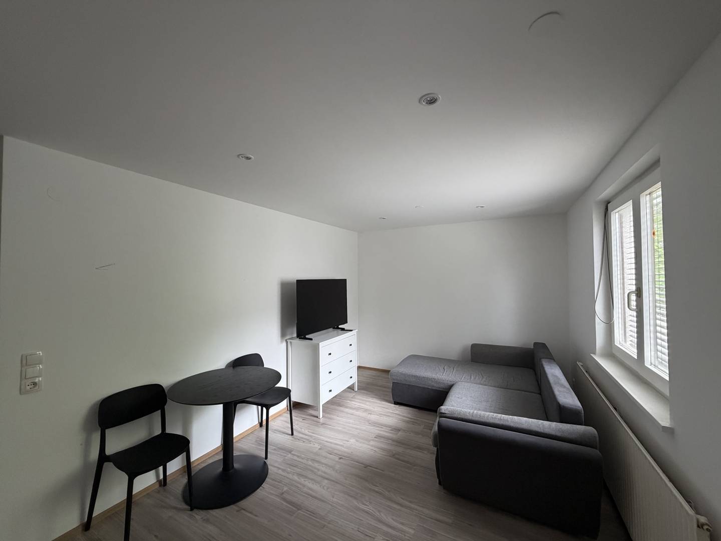 Möblierte Wohnung mit Balkon und gepflegtem Wohnbereich