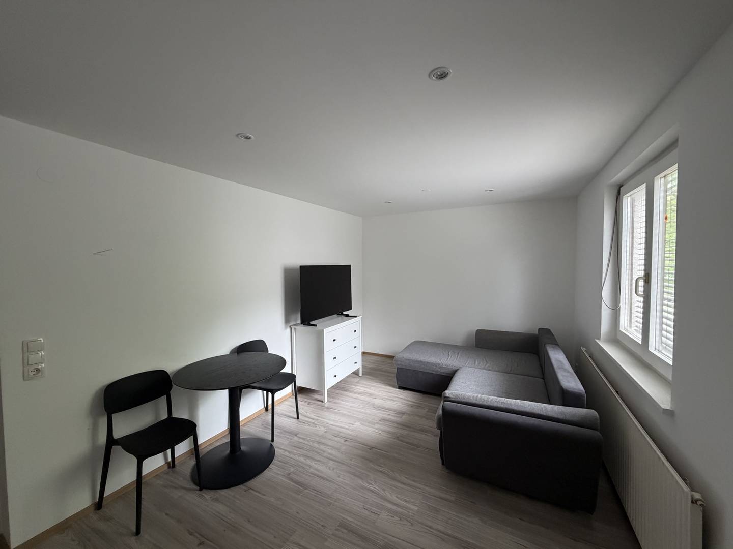 Möblierte Wohnung mit Balkon und gepflegtem Wohnbereich