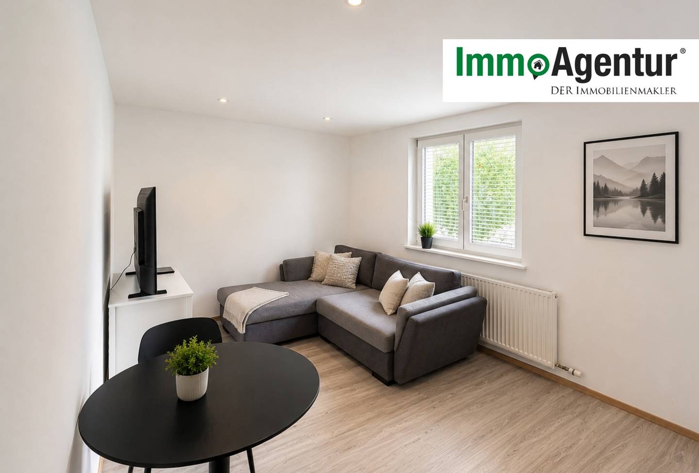 Möblierte Wohnung mit Balkon und gepflegtem Wohnbereich