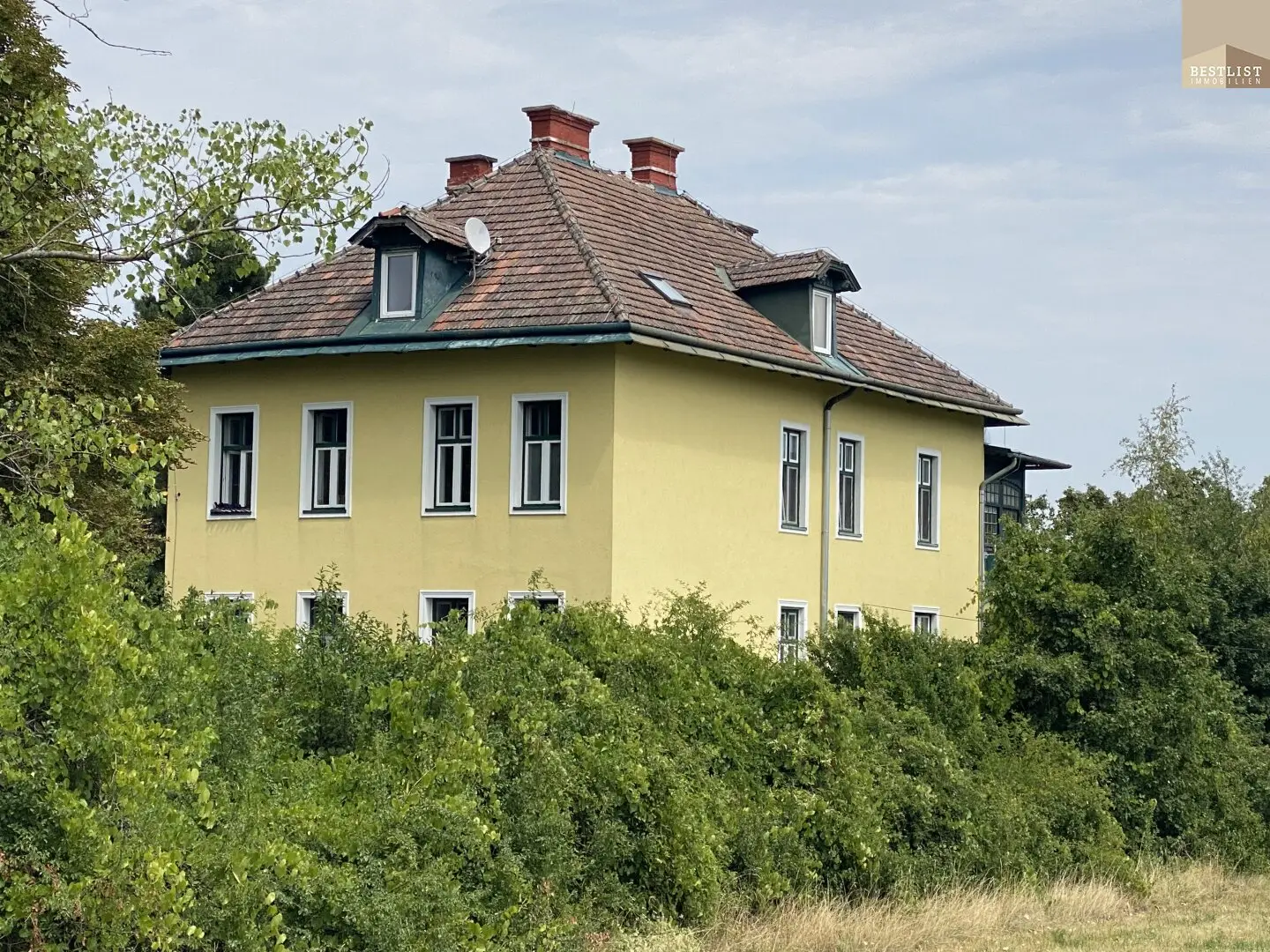 Perfect investment property with possibility of owner occupancy in the vineyards of Sooß