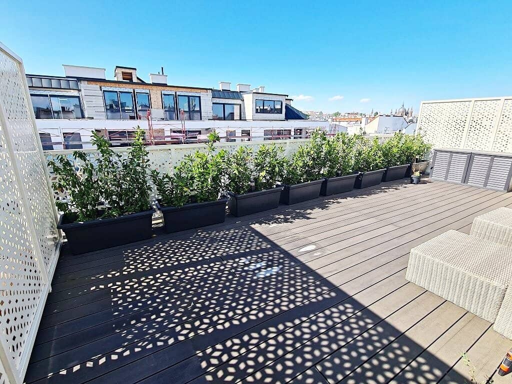 DACHTERRASSENHIT, klimatisiertes 71 m2 Dachgeschoß auf 2 Ebenen mit 51 m2 Terrassen, 2 Zimmer, Komplettküche, Wannenbad, Sechshauser Straße